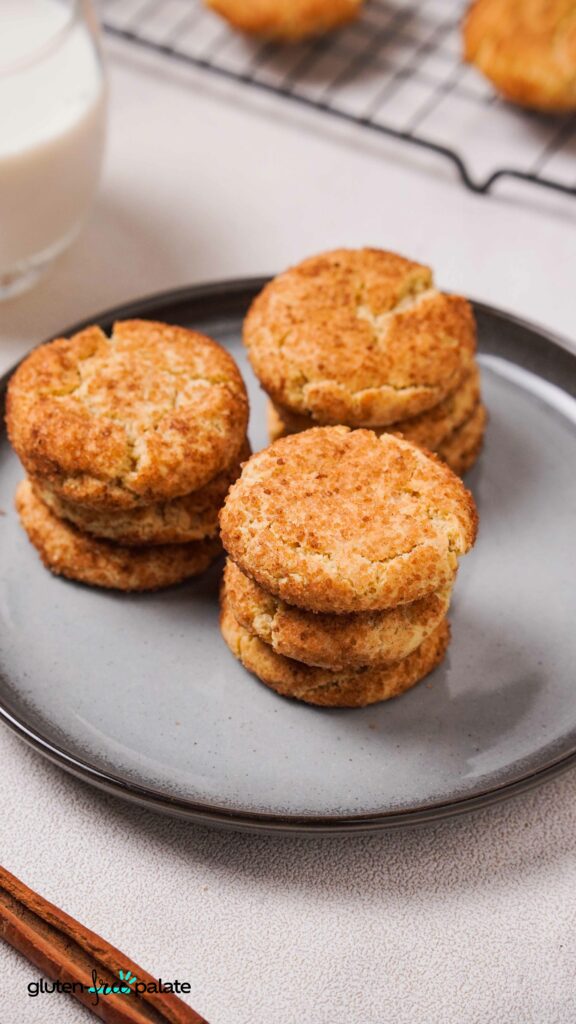 Galletas Snickerdoodle Sin Gluten apiladas en un plato.